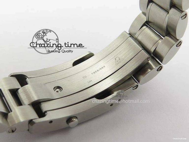1223 Efficient Speedmaster JHF SS Snoopy Award 45th Anniversary White dial On SS Bracelet 8239